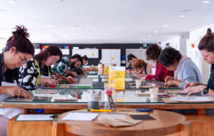 Programa MON na Escola promove oficina de gravura em Curitiba